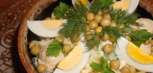 Салат из курицы с зеленым горошком