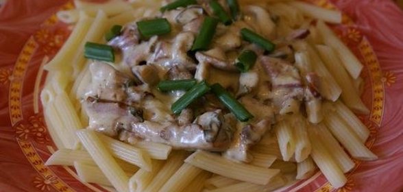 Регатони с вешенками и ветчиной на сливочной основе