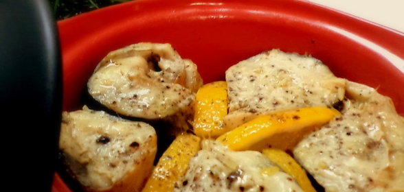 Скумбрия пикантная, с соусом Киккоман, запеченная в горшочке, с лимоном