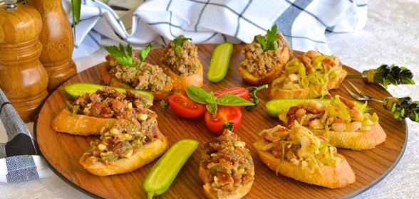 Мясные кростини, три варианта