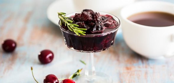 Быстрое вишневое варенье с медом и розмарином