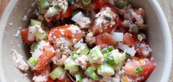 Салат из консервированной горбуши