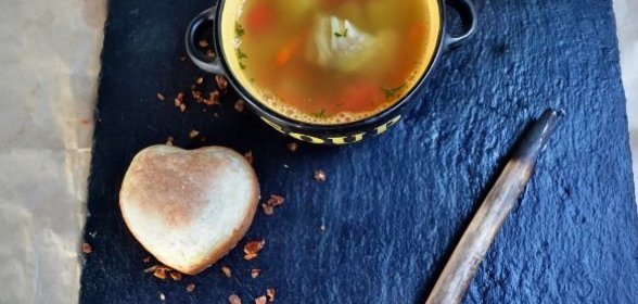 Бутерброды с маслом и хреном