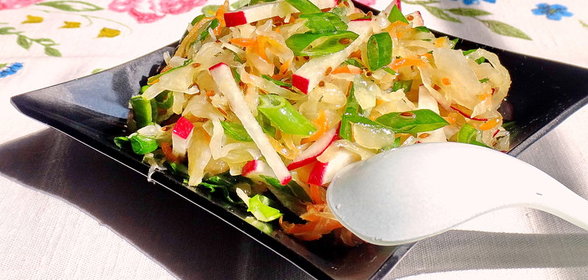 Квашеная капуста с редисом и зеленым луком