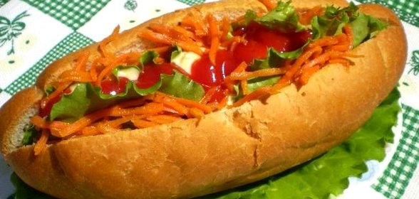 Хот-дог с листьями салата