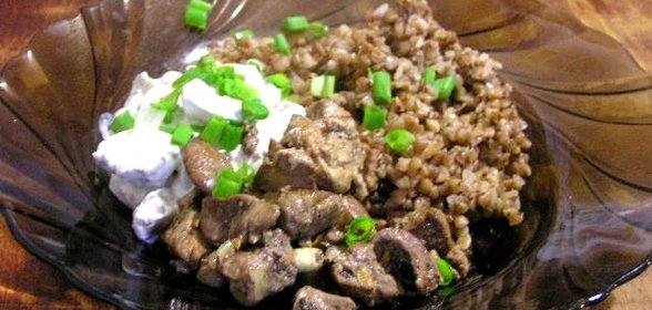 Гречневая каша с куриными печенью и сердцами