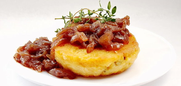 Полента с вялеными томатами под медово-соевым луковым соусом