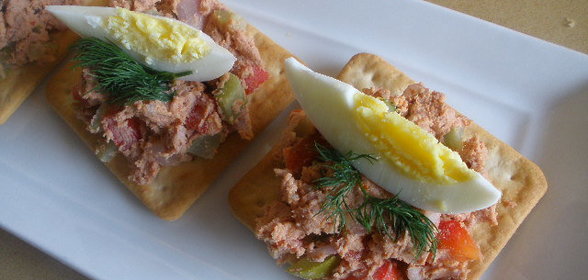 Крекеры-канапе с салатом из ливерной колбасы