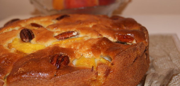 Пирог с персиками и орехами пекан