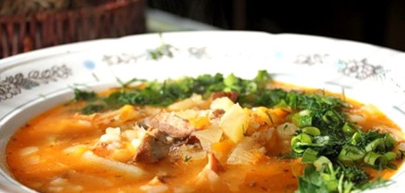 Щи из квашеной капусты с тушенкой