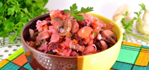 Винегрет с жареными шампиньонами и квашеной капустой