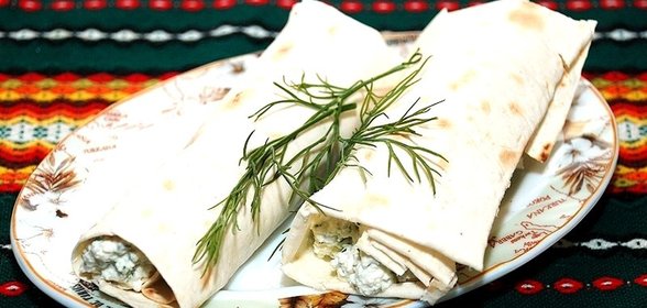 Лаваш с творогом и чесноком