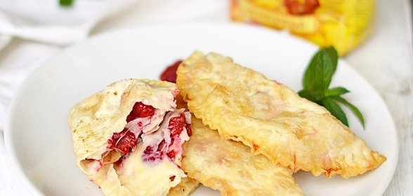 Чебуреки с сулугуни и малиной