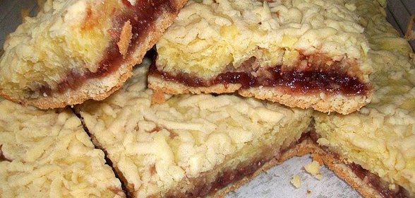 Пирог с клубничным вареньем