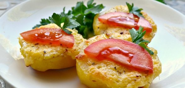 Картофель под сырной массой в духовке