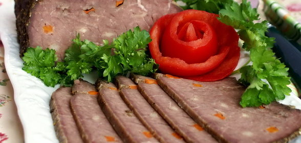 Говядина паровая шпигованная морковью и пастернаком