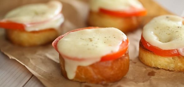 Брускетта с помидорами и сулугуни