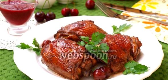 Куриные бёдрышки запечённые в вишнёвом маринаде