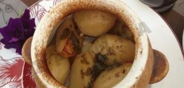 Говядина с овощами и аджикой в горшочках