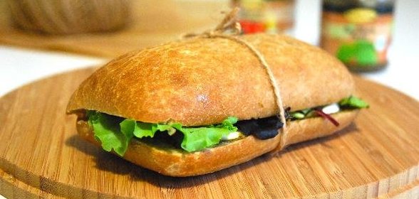 Чиабатта с соусом песто и вялеными томатами