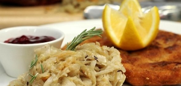 Капуста, тушенная с яблоками