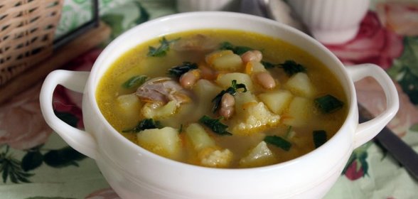 Куриный суп с цветной капустой и консервированной фасолью
