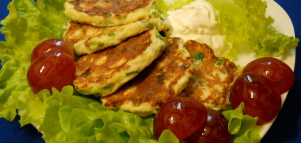 Нежные сырники с зеленым луком и кабачком