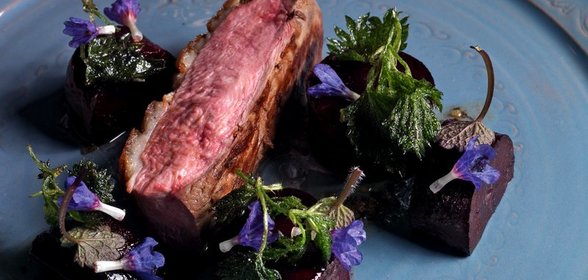 Утка со свеклой и крапивой