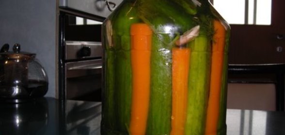 малосольные огурчики и морковь