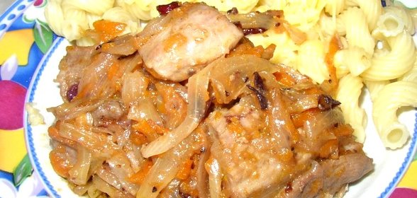 Тушеная индейка с луком