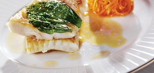 Жареная треска с эмульсией из малинового уксуса и сладкой морковью