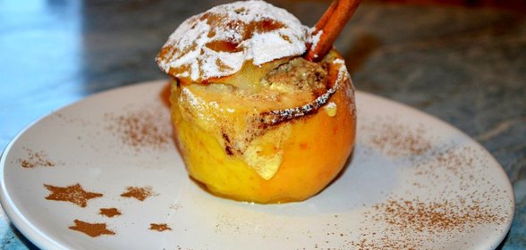 Яблоки, фаршированные творогом и изюмом