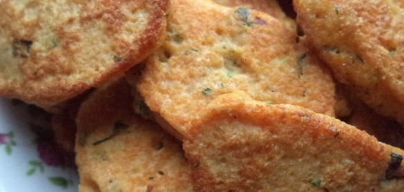 Яичница-болтунья с картофелем, цветной капустой и грецкими орехами