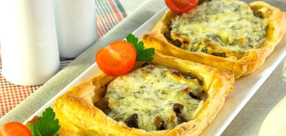 Тарты с грибами под сметанно-сырным соусом