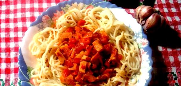 Томатный соус с колбасой