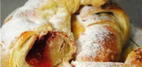 Круассаны с клубничным джемом