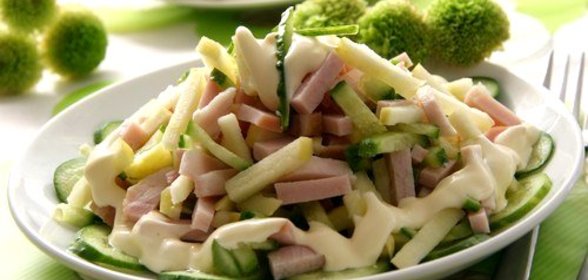 Летний салат с ветчиной и яблоками