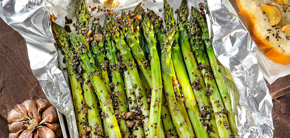 Спаржа с чесночными тостами и луково-уксусной заправкой