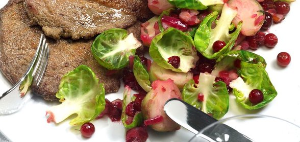 Печень с шалфеем, клюквой и брюссельской капустой