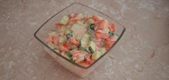 Салат из свежих огурцов и помидоров