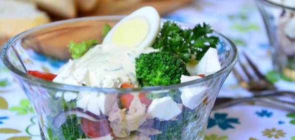 Салат с брокколи и консервированным тунцом