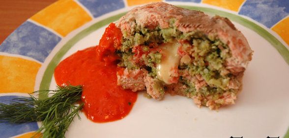 Рулет из горбуши с соусом из сладкого перца