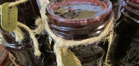 Соус-конфитюр из слив и можжевельника