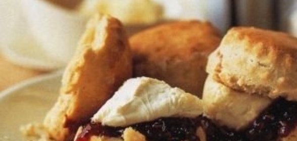 Сконы с маслом и джемом