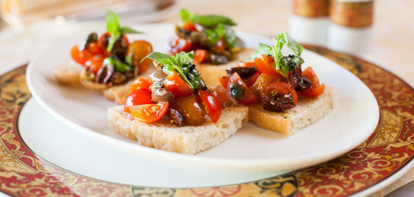 Брускетта с помидорами и оливками