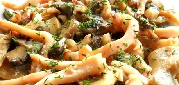 Кальмары с грибами, тушенные в сметане