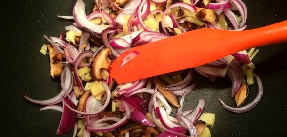 Черный рис с овощами в китайском стиле