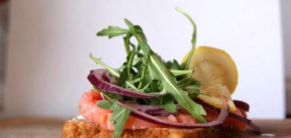 Датский открытый сэндвич (smørrebrød) с красной рыбой