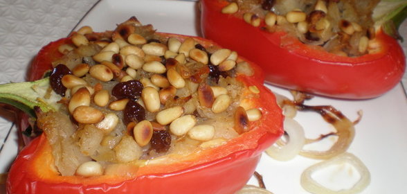 Запеченные сладкие перцы, фаршированные квашеной капустой