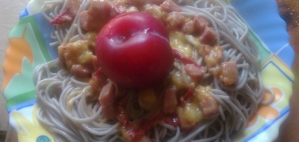 гречневая лапша с ветчиной и сливами